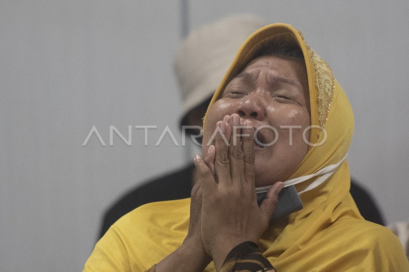 KELUARGA KORBAN KEBAKARAN DEPO PERTAMINA PLUMPANG | ANTARA Foto