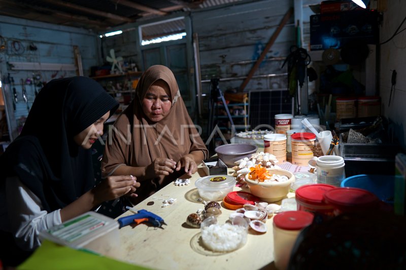 KERAJINAN TANGAN BERBAHAN DASAR LIMBAH LAUT | ANTARA Foto