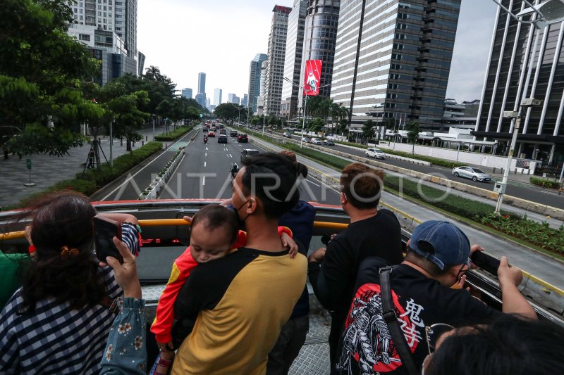 Ngabuburit Keliling Jakarta Dengan Bus Wisata Antara Foto