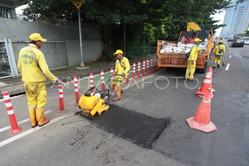 Perbaikan Jalan Rusak Jakarta Antara Foto