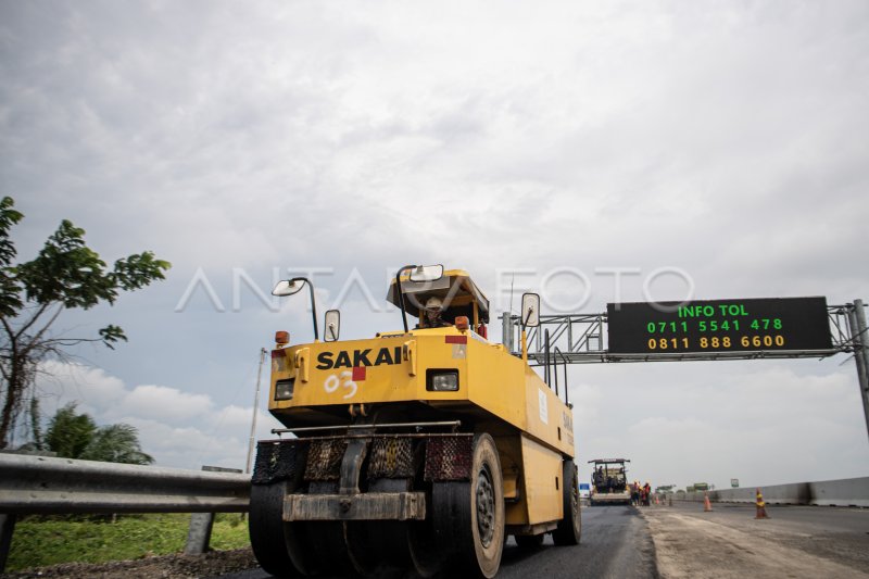 PERBAIKAN JALAN TOL KAYU AGUNG-PALEMBANG | ANTARA Foto