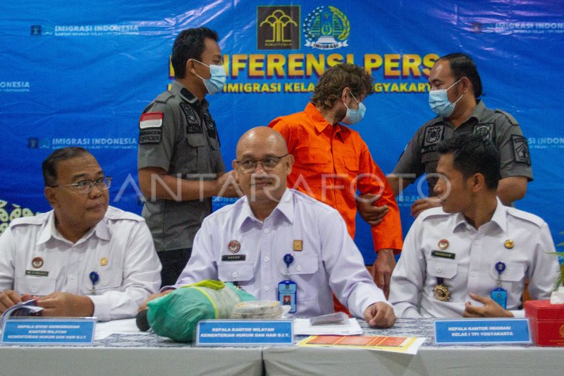 IMIGRASI AMANKAN WNA LANGGAR KETENTUAN KEIMIGRASIAN | ANTARA Foto