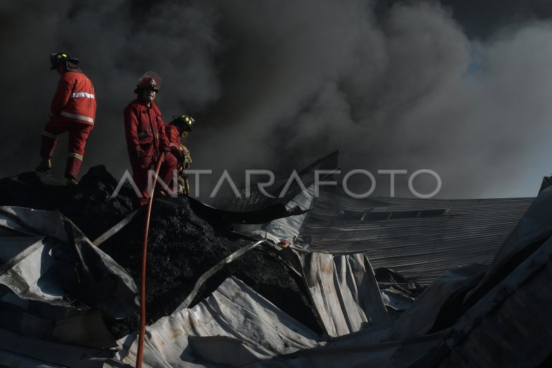 KEBAKARAN PABRIK PENGOLAHAN PLASTIK BANTARGEBANG | ANTARA Foto