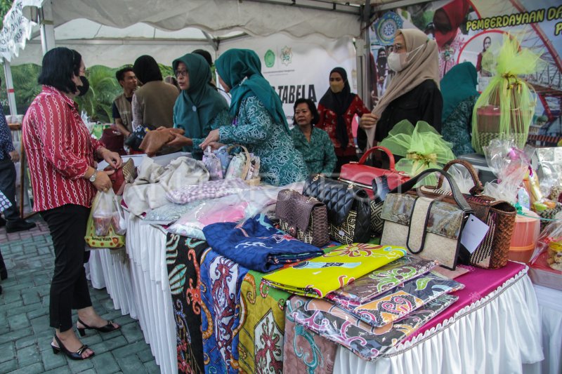 PAMERAN PRODUK UMKM OJK PROVINSI KALTENG | ANTARA Foto