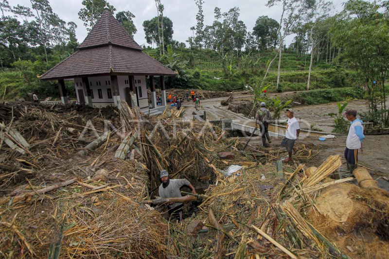 DAMPAK BANJIR BANDANG DI MALANG | ANTARA Foto