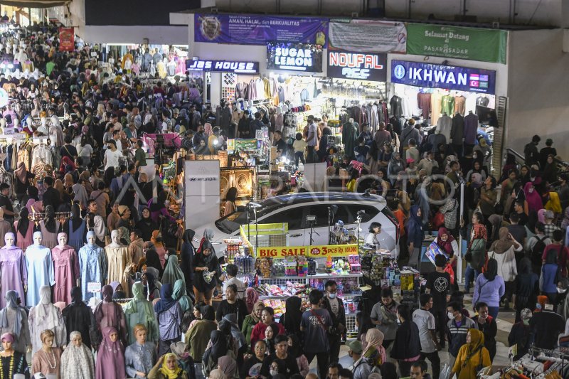 PASAR TANAH ABANG RAMAI JELANG LEBARAN | ANTARA Foto