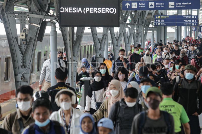 Arus Penumpang Stasiun Pasar Senen Pada Hari Pertama Kerja Antara Foto