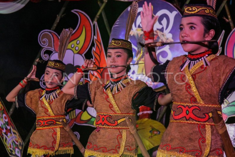 PERTUNJUKAN PALANGKA RAYA MENARI