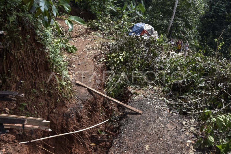 Bencana Pergerakan Tanah Di Ciamis Antara Foto 