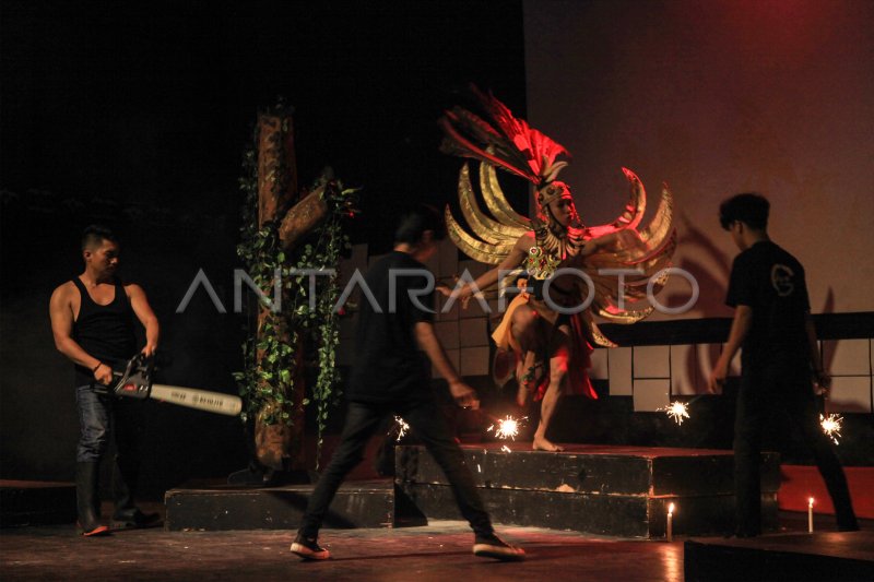 Pertunjukkan sendratari Saluang Murik Dayak Kalteng