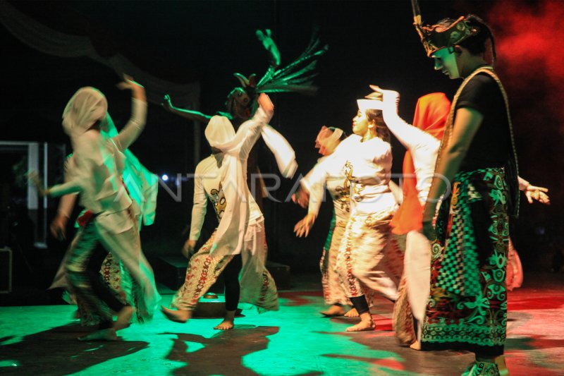 Pertunjukkan sendratari Saluang Murik Dayak Kalteng