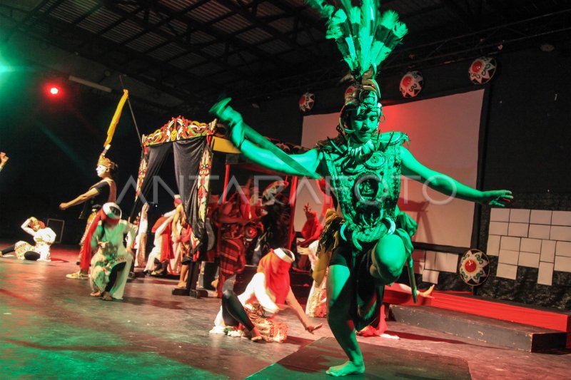 Pertunjukkan sendratari Saluang Murik Dayak Kalteng