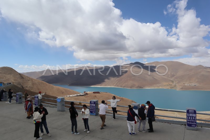 Danau Suci Yamdrok di puncak pegunungan Tibet