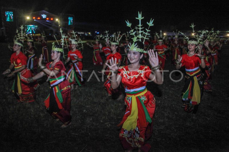 Rekor Muri tarian Dadas dan Bawo Dayak Kalteng