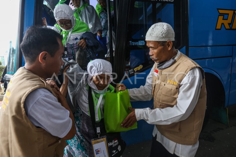 Jamaah calon haji tiba di Asrama Haji Pondok Gede