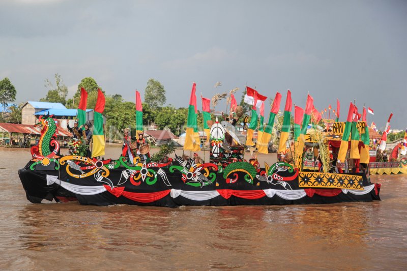 Lomba perahu hias di Sungai Kahayan