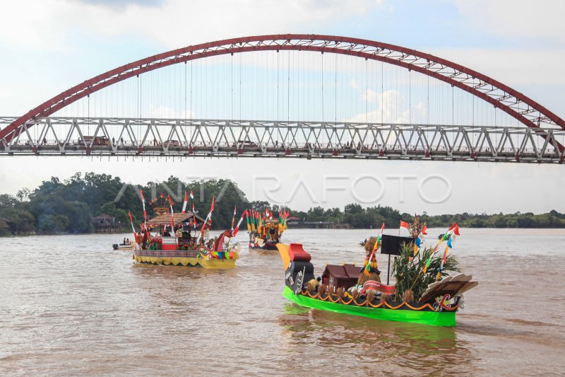 Lomba perahu hias di Sungai Kahayan