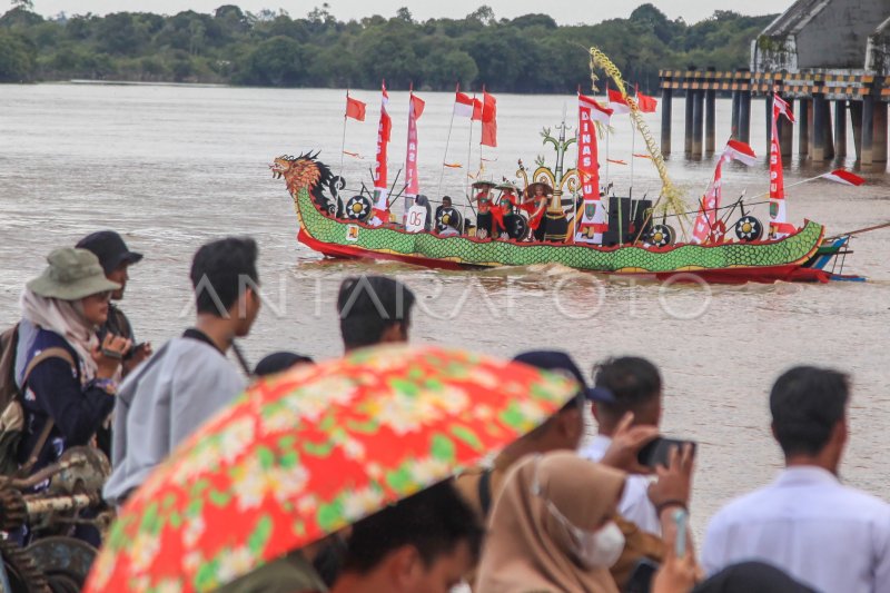 Lomba perahu hias di Sungai Kahayan