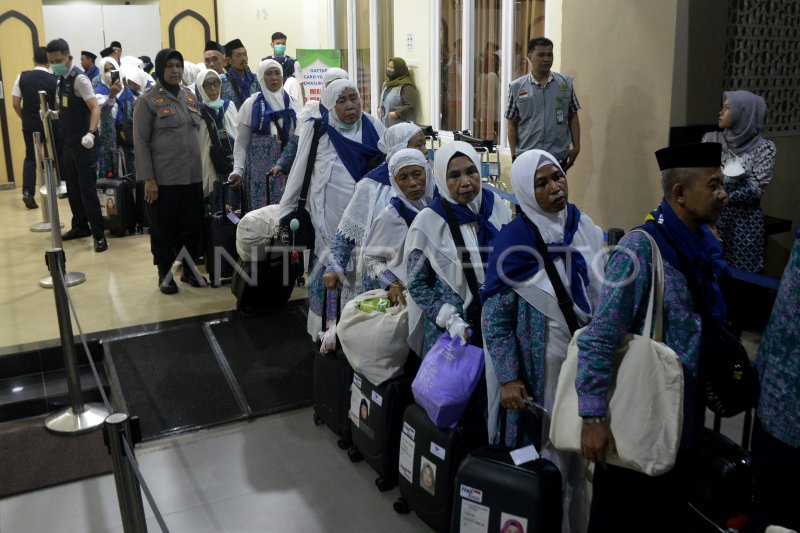 Keberangkatan Jamaah Calon Haji Kloter Pertama Makassar | ANTARA Foto