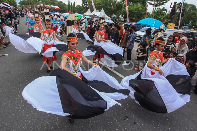 Parade karnaval Festival Budaya Isen Mulang 2023