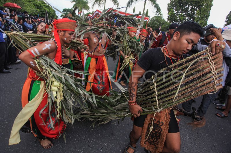 Parade karnaval Festival Budaya Isen Mulang 2023