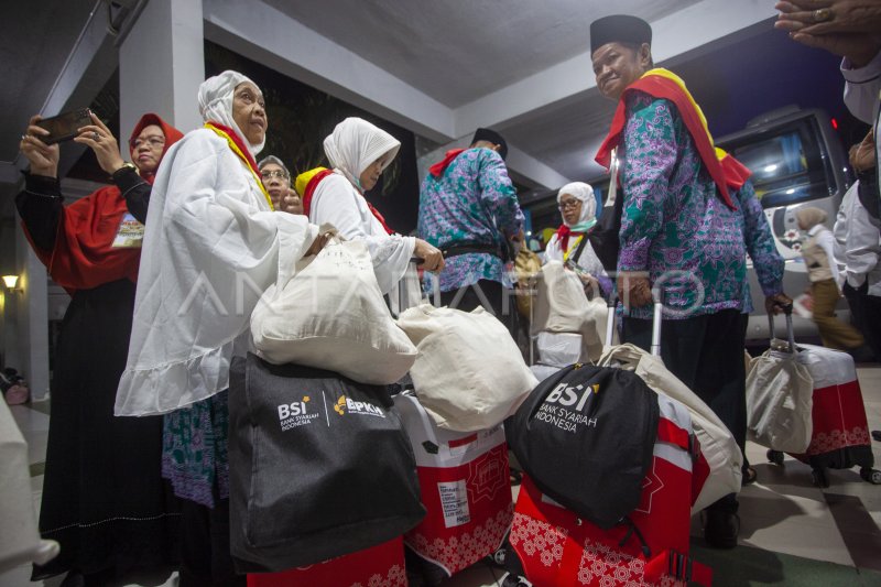 Pemberangkatan calon haji kloter pertama embarkasi Batam