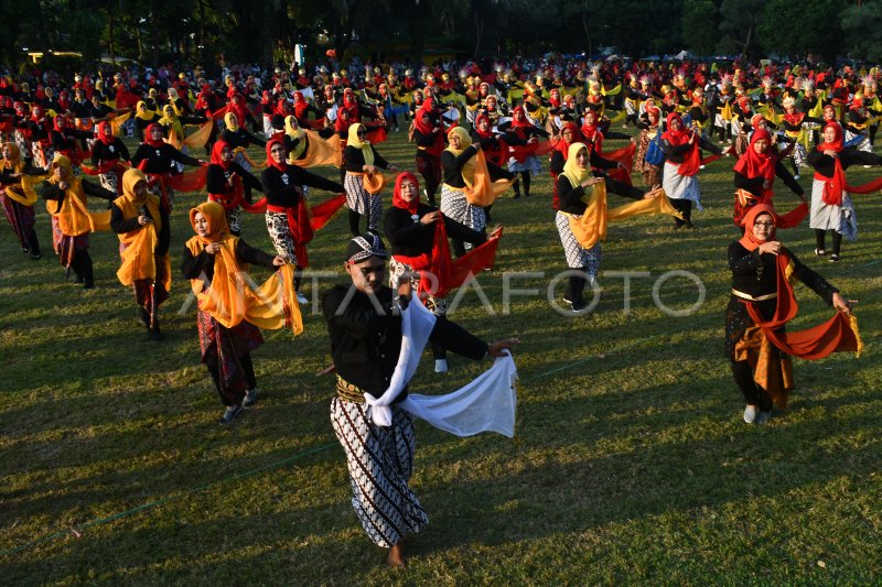 Gebyar tari massal guru di Magetan