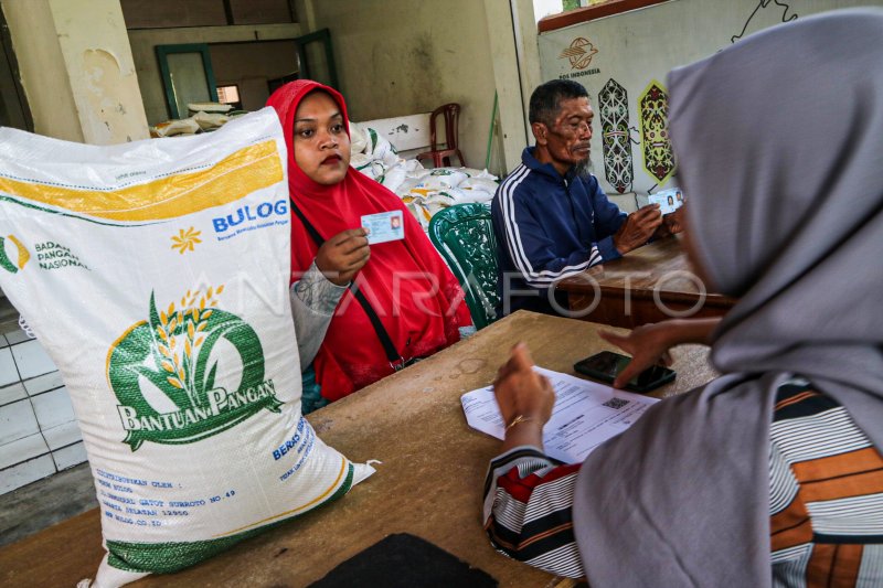 Penyaluran bantuan beras di Palangka Raya