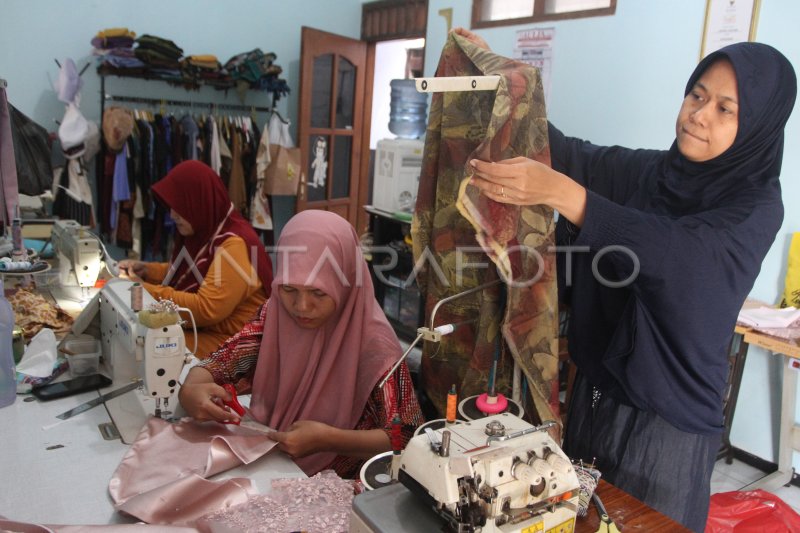 Produksi busana motif daun ecoprint pounding