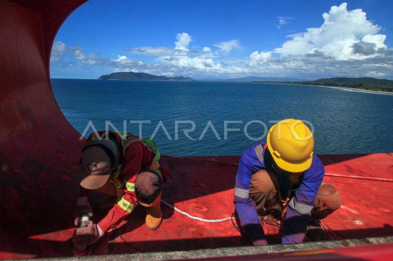 Perawatan Jembatan Merah Youtefa Jayapura | ANTARA Foto