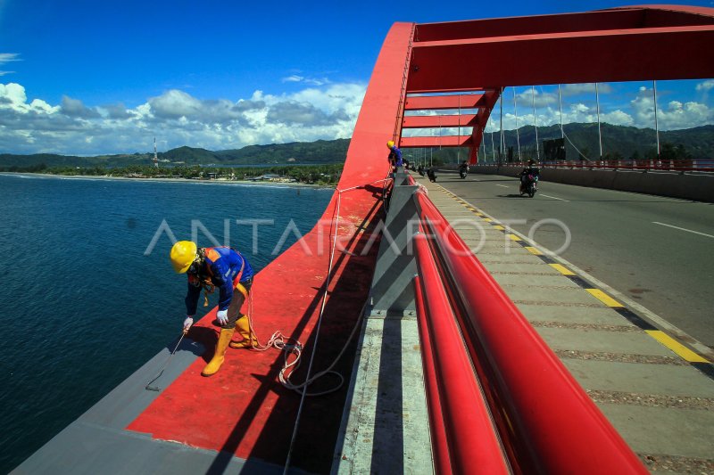 Perawatan Jembatan Merah Youtefa Jayapura | ANTARA Foto