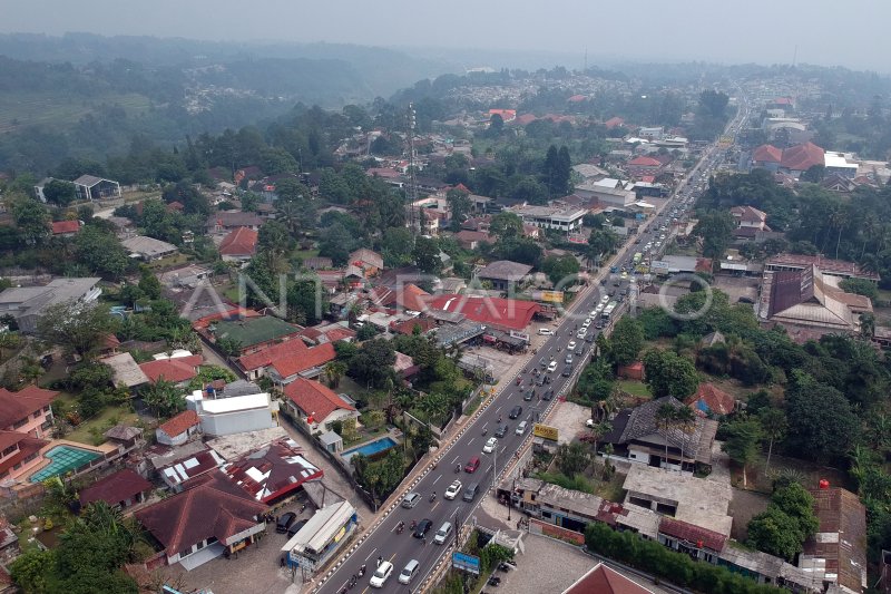 Kepadatan Kendaraan Kawasan Puncak Bogor | ANTARA Foto