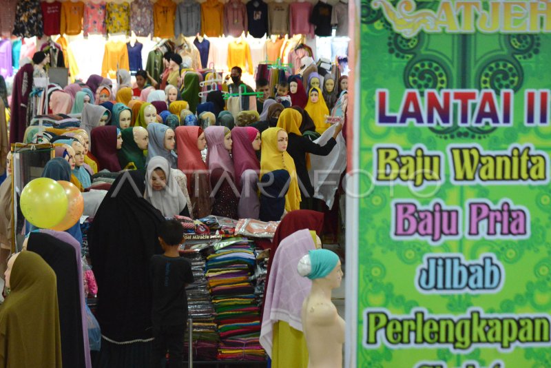 Transaksi Belanja Kebutuhan Lebaran Di Pasar Aceh Antara Foto