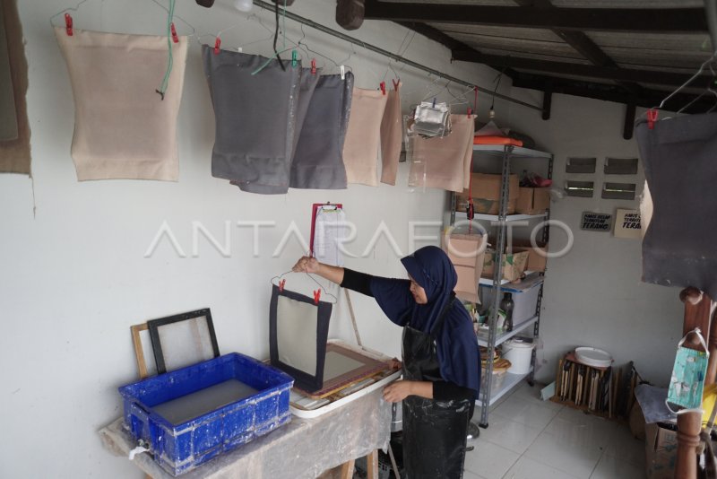 KERAJINAN DARI DAUR ULANG LIMBAH KERTAS | ANTARA Foto