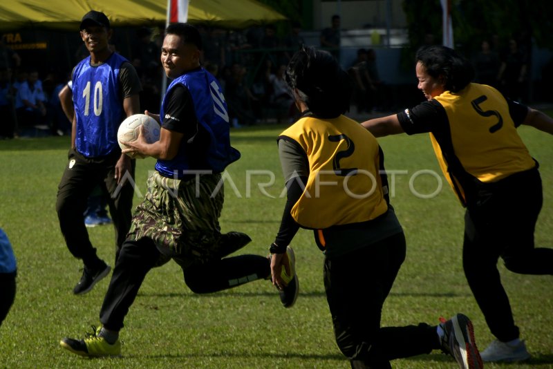 Sepak bola tangan pakai sarung
