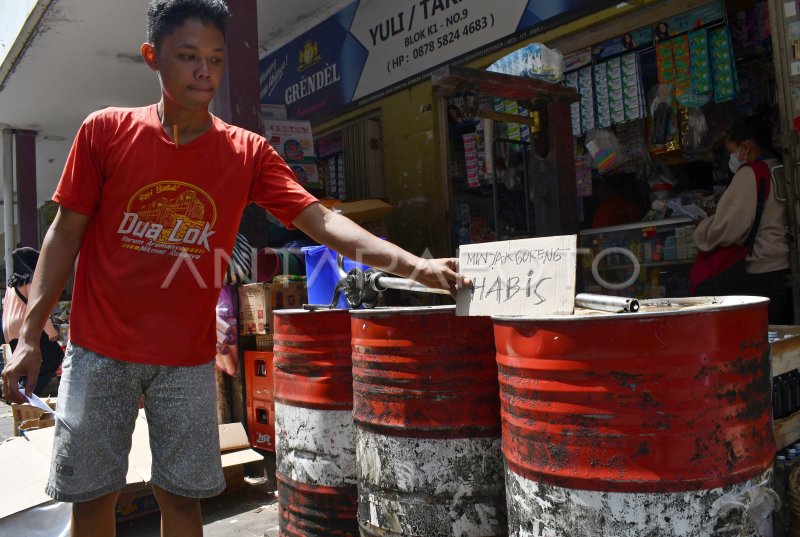 KELANGKAAN MINYAK GORENG DI MADIUN | ANTARA Foto