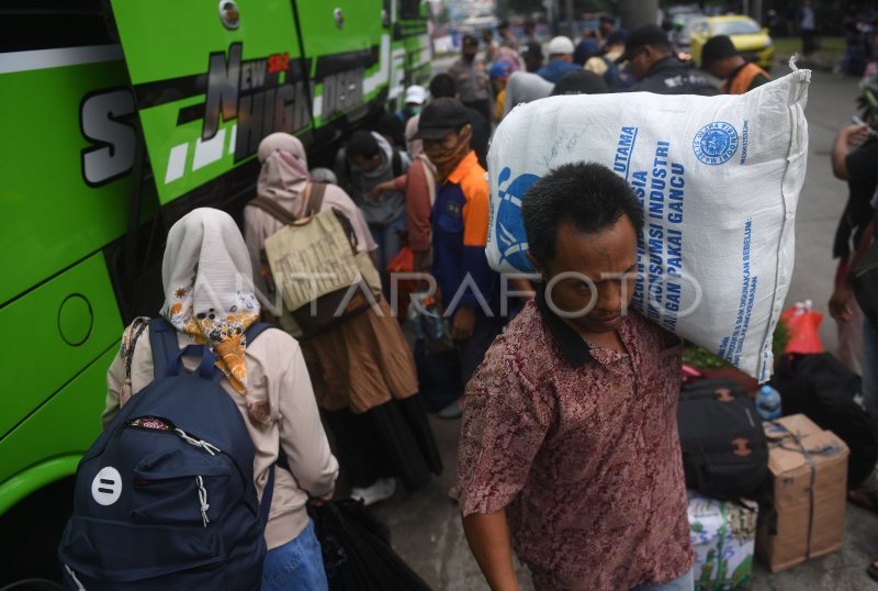 PUNCAK ARUS BALIK TERMINAL KAMPUNG RAMBUTAN | ANTARA Foto