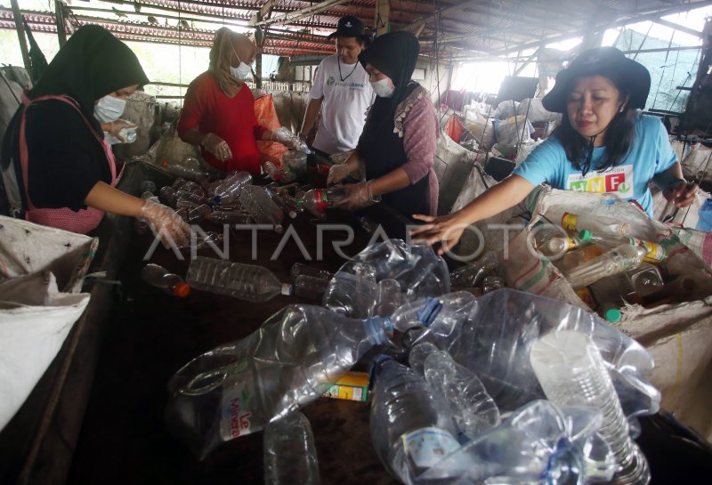 Melihat Pengolahan Sampah Botol Plastik | ANTARA Foto