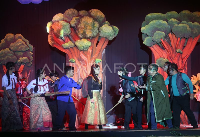 Pertunjukan teater cerita rakyat Timun Mas