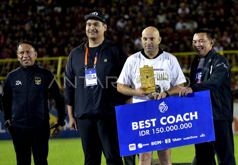 PELATIH TERBAIK BRI LIGA 1 2022/2023 | ANTARA Foto