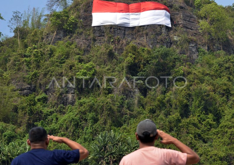 Pengibaran Bendera Raksasa Di Atas Tebing Antara Foto