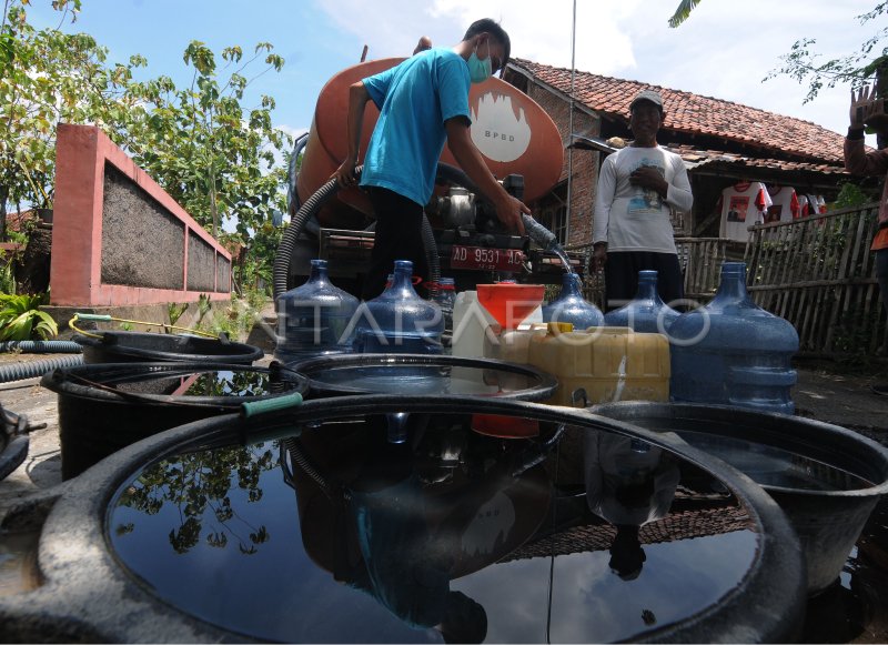 Kebutuhan Air Bersih Saat Musim Kemarau Antara Foto