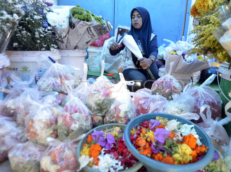 Penjualan Bunga Meningkat Jelang Ramadhan Antara Foto