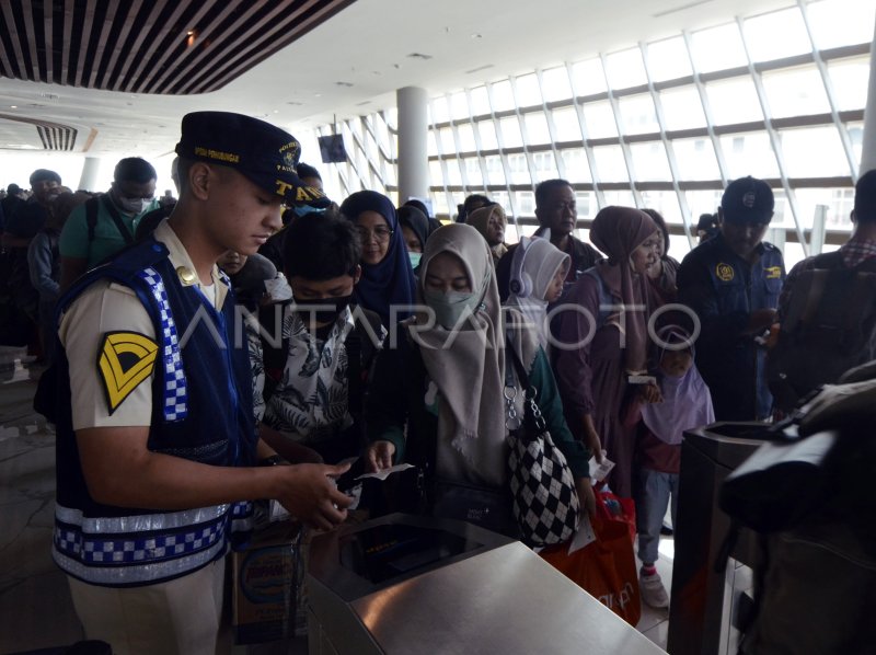 PEMUDIK KAPAL LAUT DI PELABUHAN BAKAUHENI | ANTARA Foto