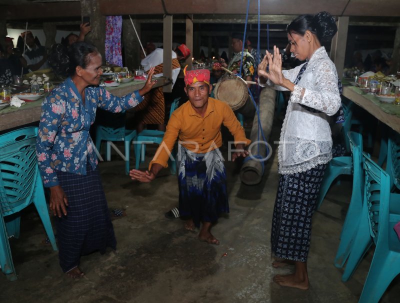 Ritual Adat Orom Sasadu Di Halmahera Barat Antara Foto