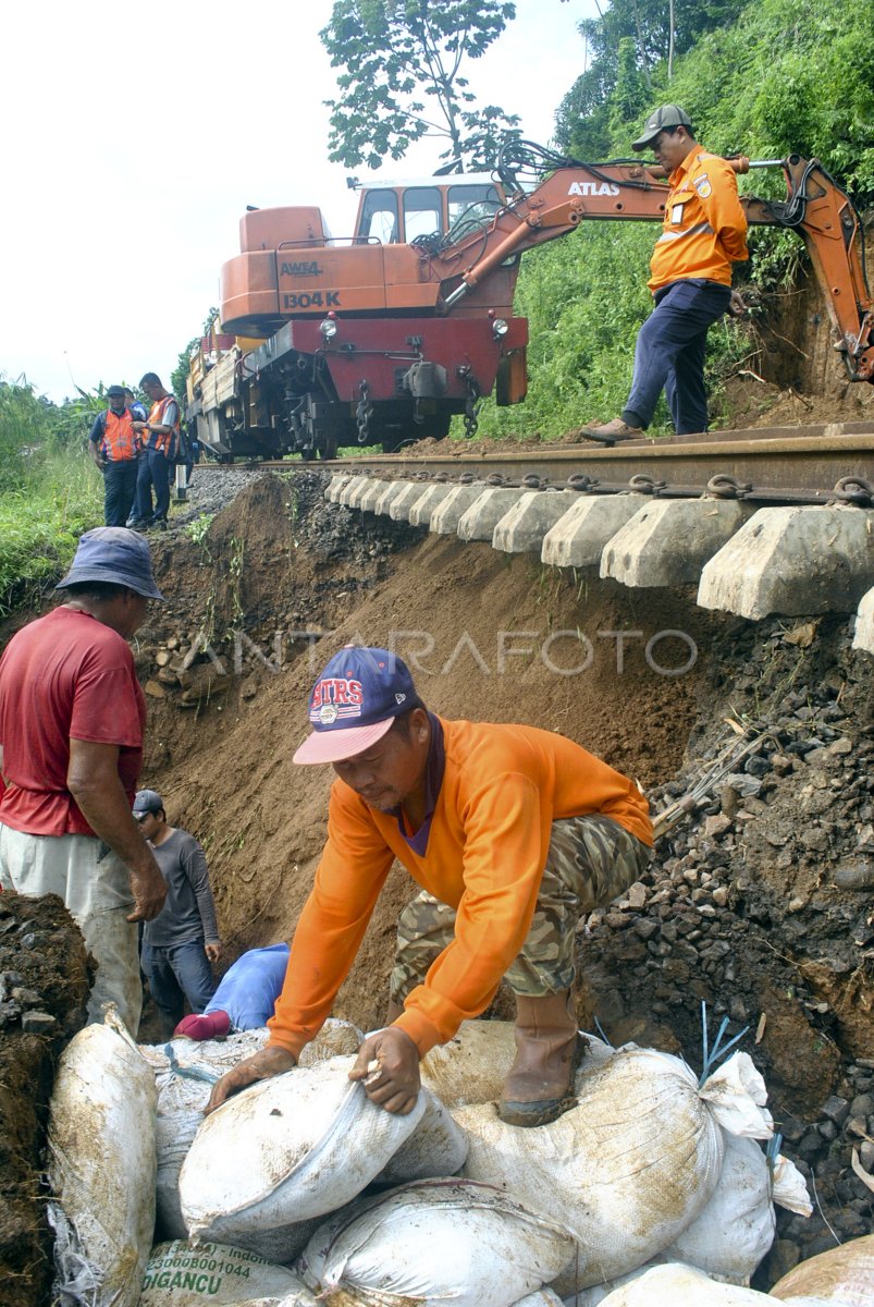 JALUR KA PANGRANGO BOGOR SUKABUMI LONGSOR | ANTARA Foto