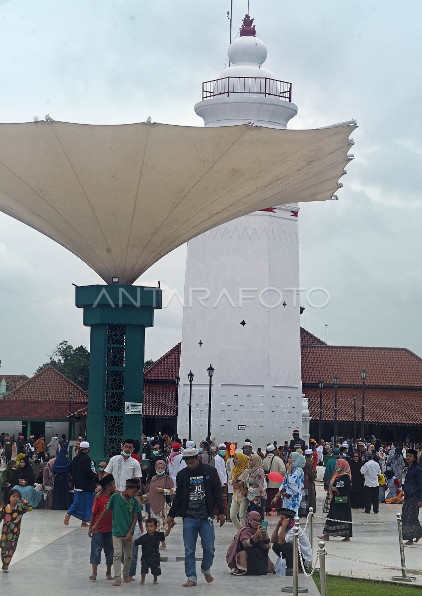 LONG BANTEN PILGRIMS STAY CROWDED AT THE PANDEMI | ANTARA Foto