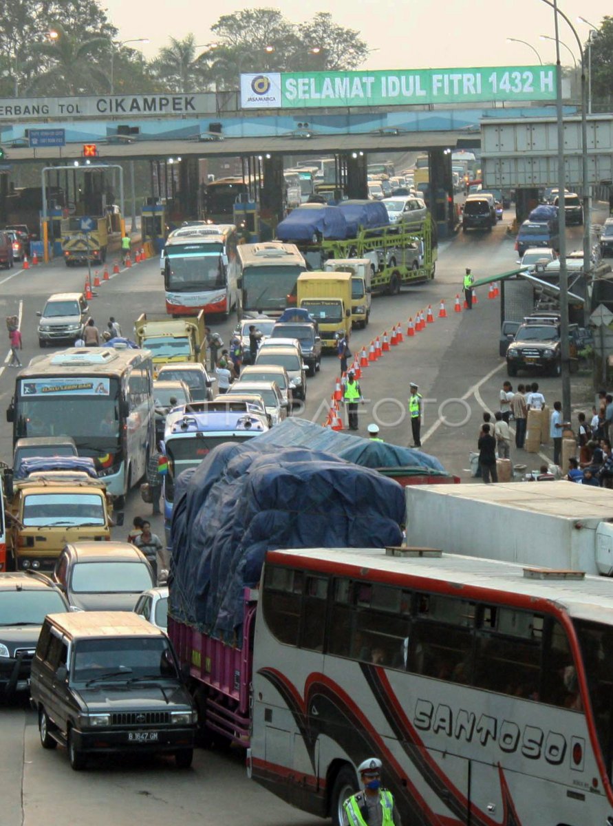 GERBANG TOL PADAT ANTARA Foto